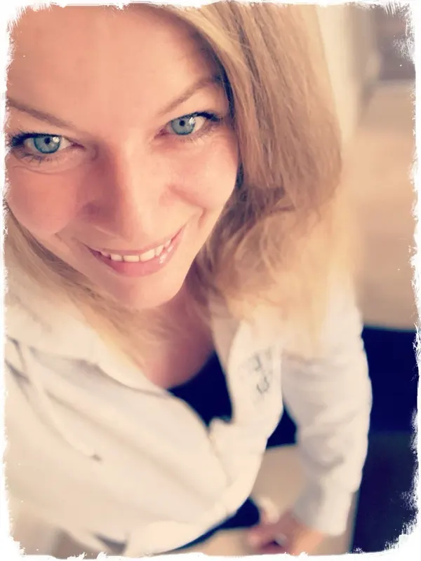 Petra Burri, Pilates-Instruktorin von PILABU, lächelt in die Kamera